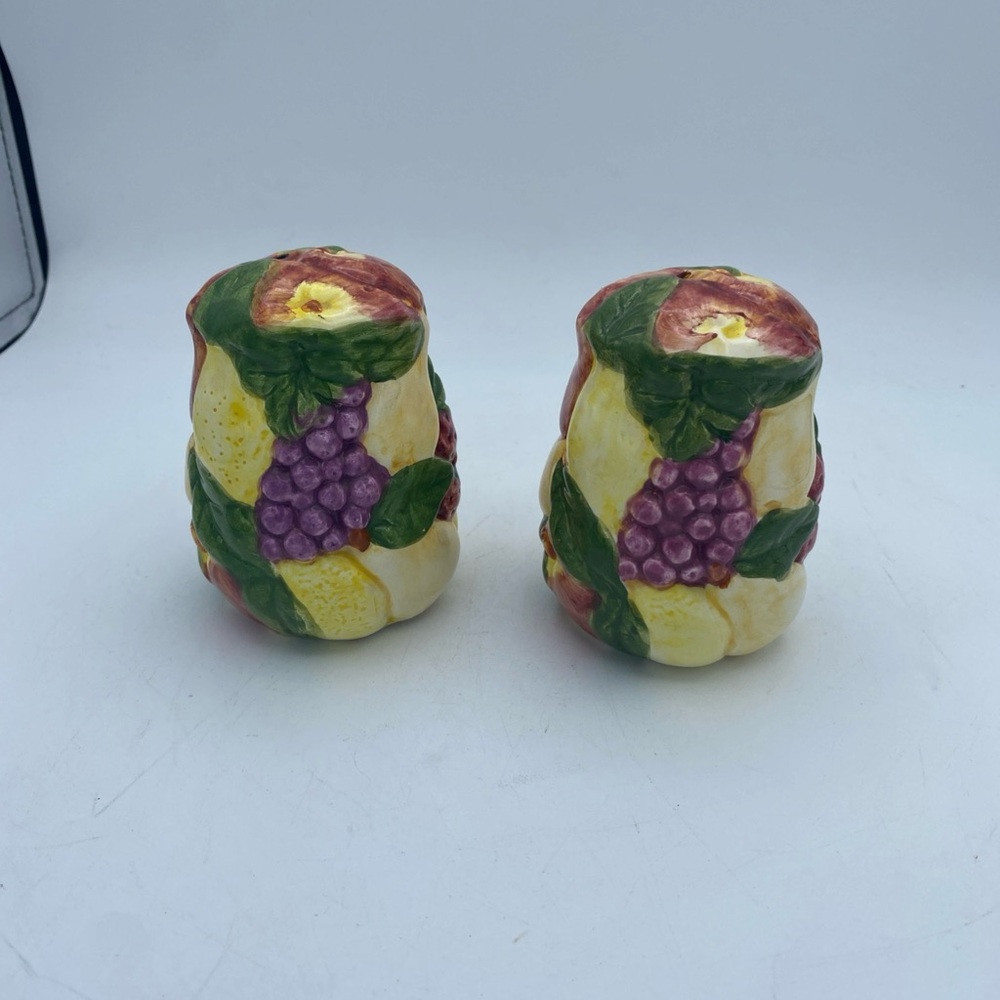 VTG  ceramic raised fruit Design Salt  & Pepper Shakers Grapes Pears